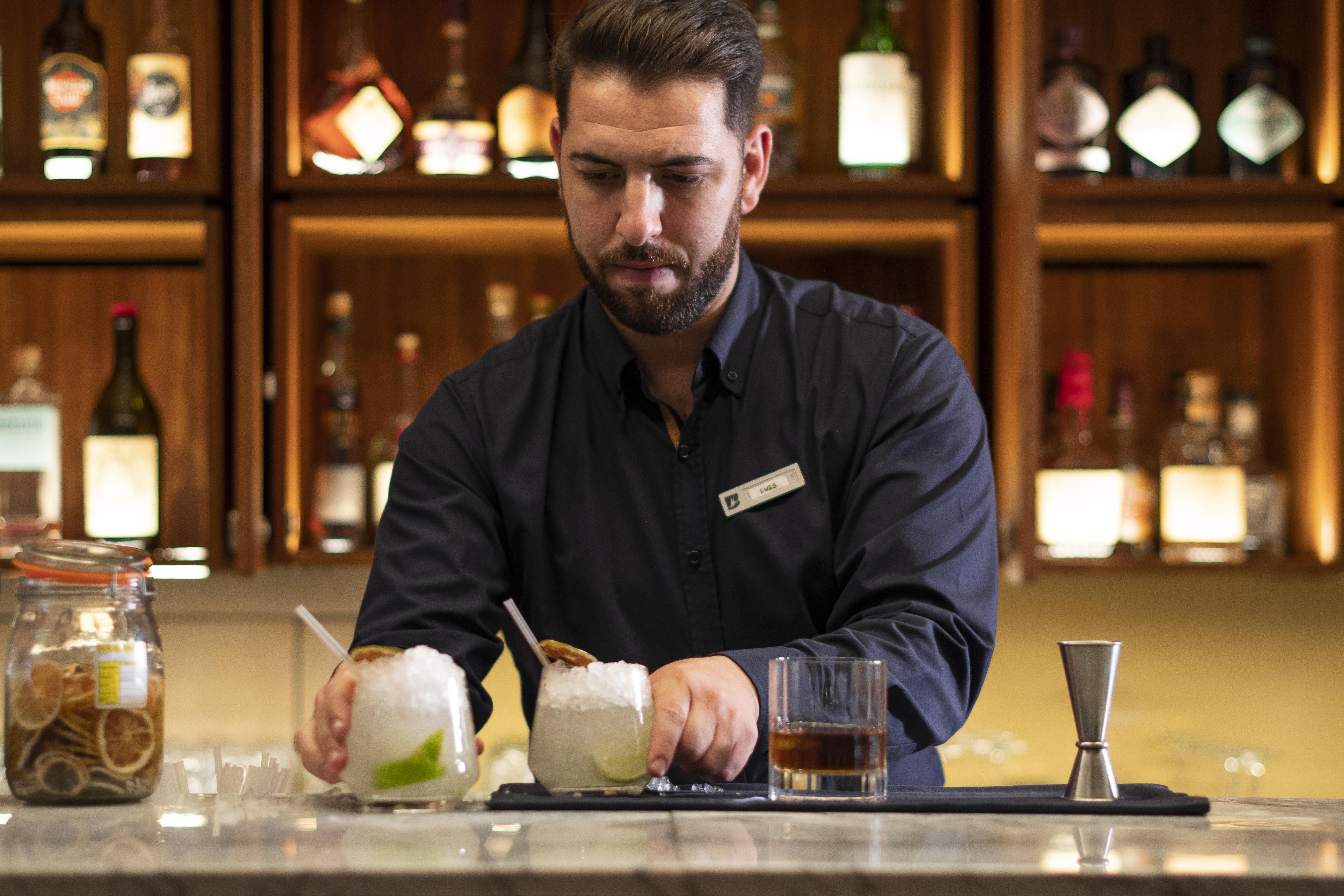Epic Sana Algarve Hotel Албуфейра Екстер'єр фото A bartender at work