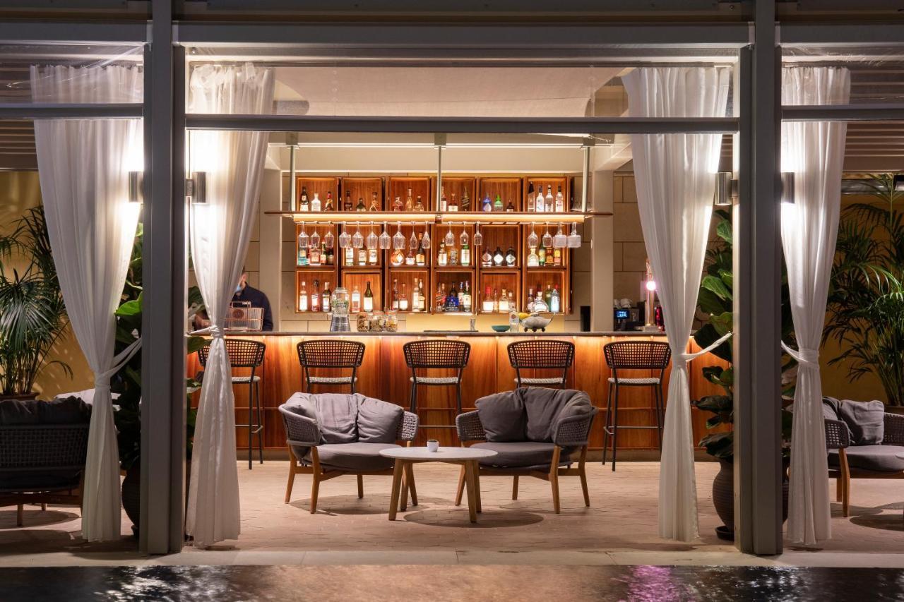 Epic Sana Algarve Hotel Албуфейра Екстер'єр фото The bar at the pool